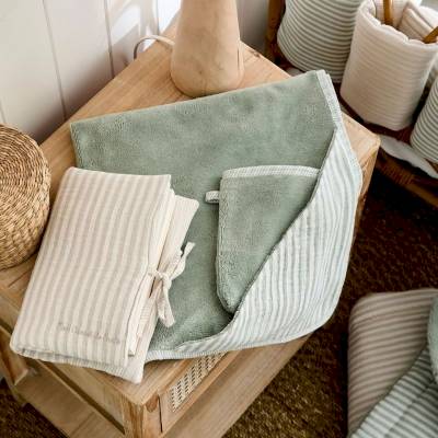 Cape de bain et gant de toilette rayé vert de gris