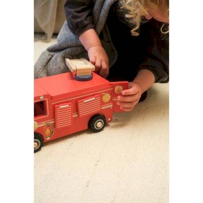 Grand camion de pompiers en bois et son ami miniature