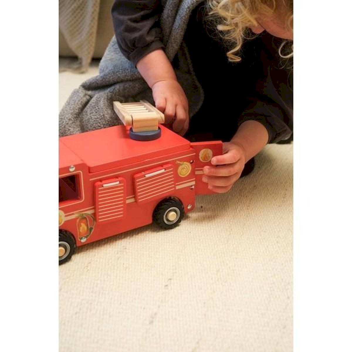 Grand camion de pompiers en bois et son ami miniature
