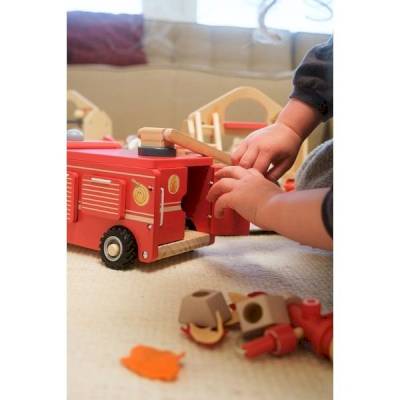 Grand camion de pompiers en bois et son ami miniature