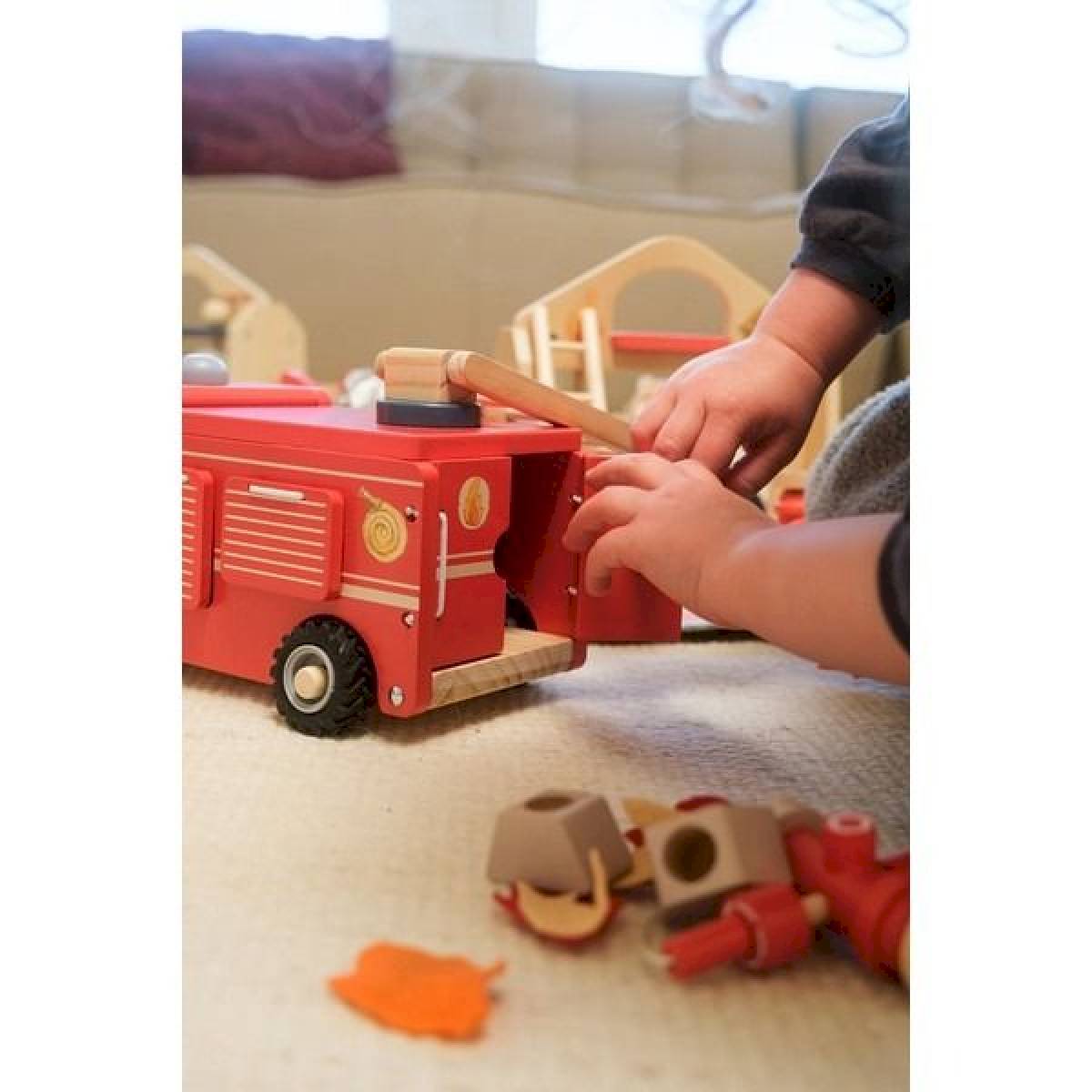 Grand camion de pompiers en bois et son ami miniature