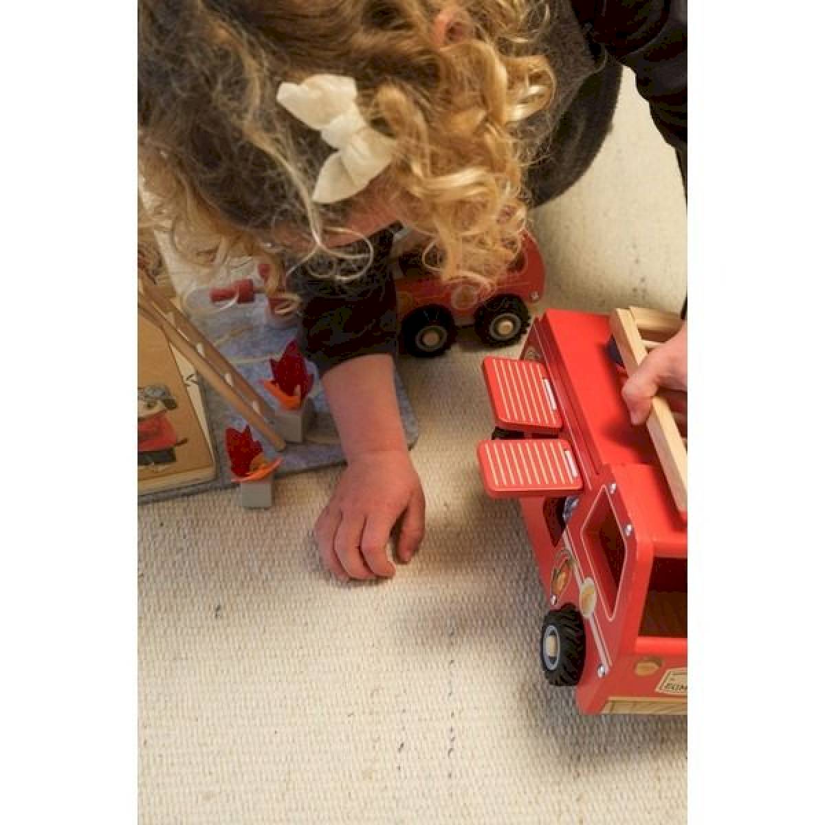 Grand camion de pompiers en bois et son ami miniature