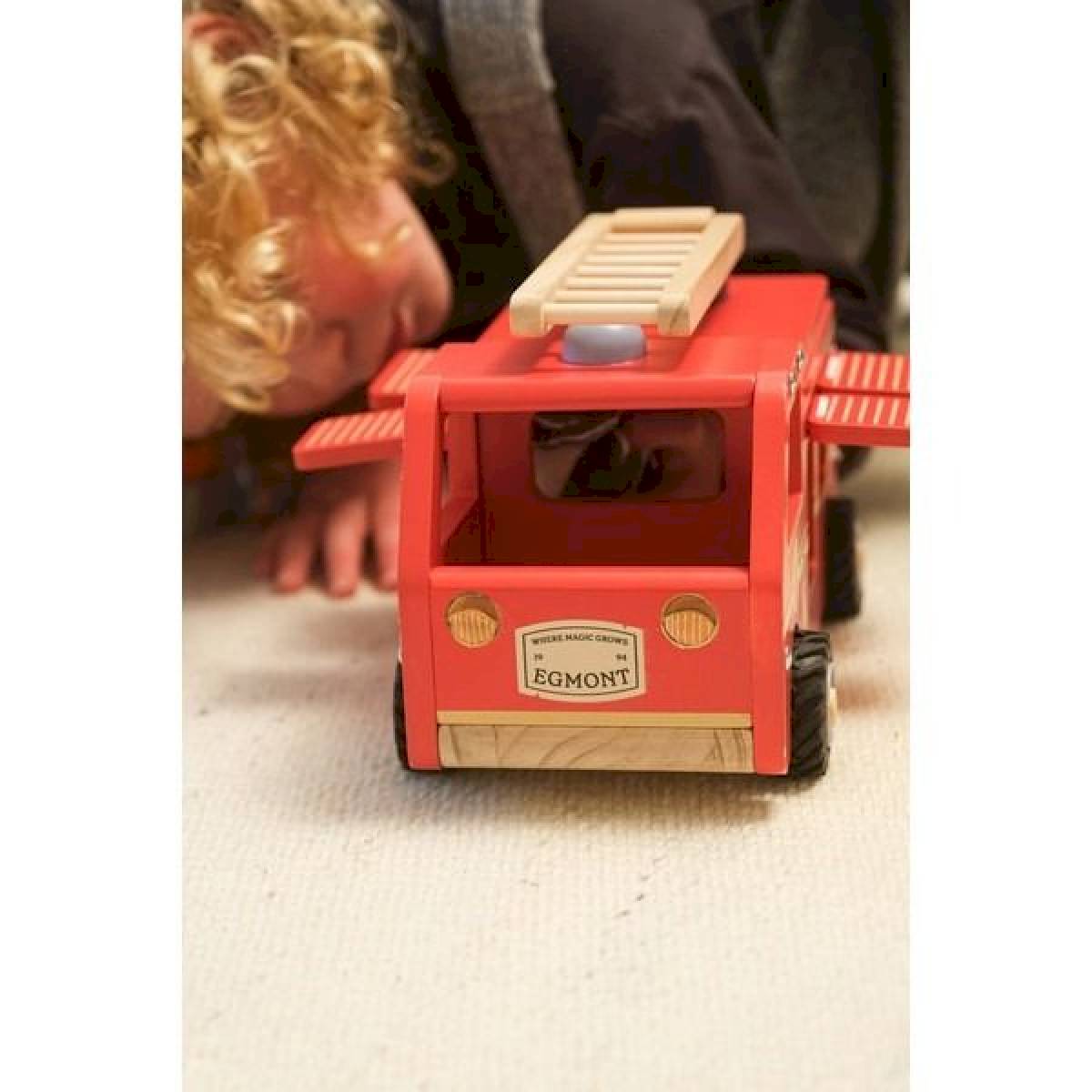 Grand camion de pompiers en bois et son ami miniature